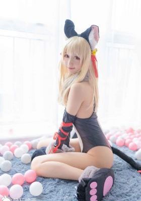 两女一指